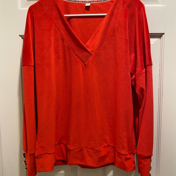 💁‍♀️🙋‍♀️Exclusive Women's Red V-Neck Sweater - Picture 1 of 4